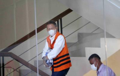 Tersangka mantan Direktur Utama PT Pelindo II (Persero) Richard Joost Lino saat tiba untuk menjalani pemeriksaan di gedung KPK, Jakarta, Kamis (29/4/2021).