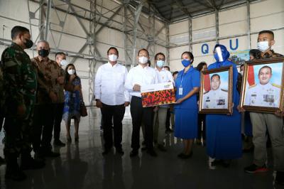 Bank Mandiri Taspen (Bank Mantap) memberikan santunan Jaminan Kecelakaan Kerja (JKK) dan Beasiswa kepada keluarga korban kru KRI Nanggala 402.
