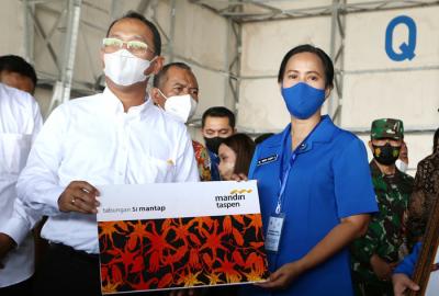 Bank Mandiri Taspen (Bank Mantap) memberikan santunan Jaminan Kecelakaan Kerja (JKK) dan Beasiswa kepada keluarga korban kru KRI Nanggala 402.