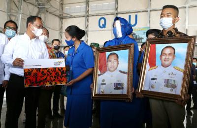 Bank Mandiri Taspen (Bank Mantap) memberikan santunan Jaminan Kecelakaan Kerja (JKK) dan Beasiswa kepada keluarga korban kru KRI Nanggala 402.