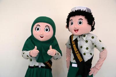 Maskot SD Khadijah tampil lucu saat menyerahkan hadiah secara daring pada pemenang English Competition di SD Khadijah Wonorejo Surabaya, Rabu (28/4/2021).
