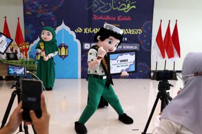 Maskot SD Khadijah tampil lucu saat menyerahkan hadiah secara daring pada pemenang English Competition di SD Khadijah Wonorejo Surabaya, Rabu (28/4/2021).
