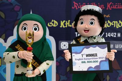 Maskot SD Khadijah tampil lucu saat menyerahkan hadiah secara daring pada pemenang English Competition di SD Khadijah Wonorejo Surabaya, Rabu (28/4/2021).