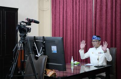 Gubernur Jabar Ridwan Kamil memberi sambutan saat Serah Terima Donasi 25 ribu Antigen Produksi Jawa Barat oleh GITA di Pendopo Bupati Cirebon, Kamis (29/4/2021)