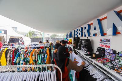 Pengunjung berburu pakaian diskon pada event JakCloth di Jakarta Pusat, Jumat (30/4/2021).