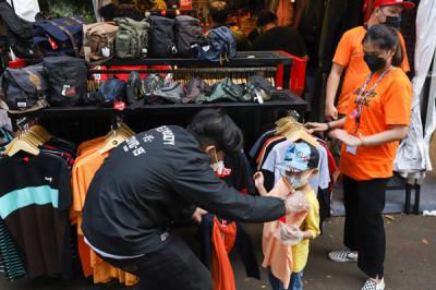 Pengunjung berburu pakaian diskon pada event JakCloth di Jakarta Pusat, Jumat (30/4/2021).