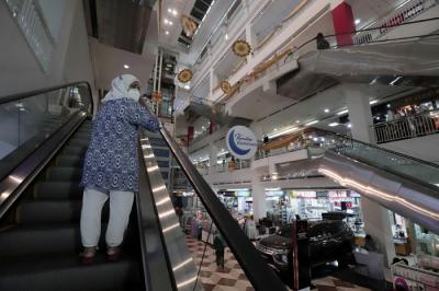 Suasana aktivitas Tamini Square di kawasan Jakarta Timur, Jumat (30/4/2021).