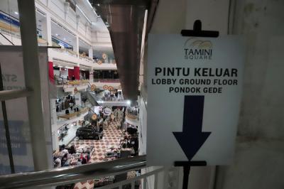 Suasana aktivitas Tamini Square di kawasan Jakarta Timur, Jumat (30/4/2021).