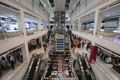 Suasana aktivitas Tamini Square di kawasan Jakarta Timur, Jumat (30/4/2021).