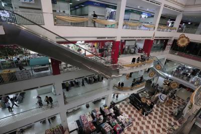 Suasana aktivitas Tamini Square di kawasan Jakarta Timur, Jumat (30/4/2021).