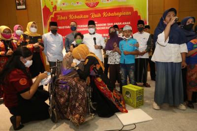 Peace and Love berbagi rejeki pada 110 orang terdiri dari 30 anak autis, 25 anak down sindrom dan 55 kaum dhuafa.