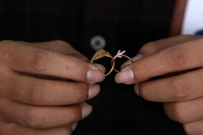 Petugas Pegadaian memeriksa cincin emas milik calon nasabah di Pegadaian Dinoyo, Surabaya, Jawa Timur, Jumat (30/4/2021).