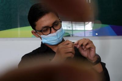 Petugas Pegadaian memeriksa cincin emas milik calon nasabah di Pegadaian Dinoyo, Surabaya, Jawa Timur, Jumat (30/4/2021).