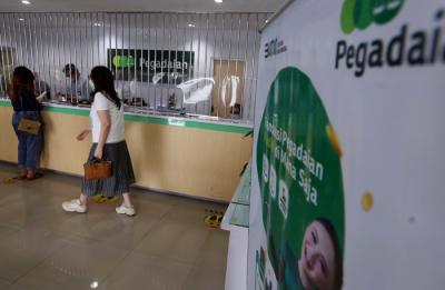 Suasana pelayanan offline di kantor Pegadaian Dinoyo, Surabaya, Jawa Timur, Jumat (30/4/2021).