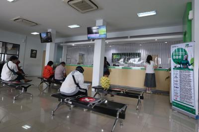 Suasana pelayanan offline di kantor Pegadaian Dinoyo, Surabaya, Jawa Timur, Jumat (30/4/2021).