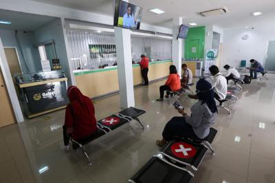 Suasana pelayanan offline di kantor Pegadaian Dinoyo, Surabaya, Jawa Timur, Jumat (30/4/2021).
