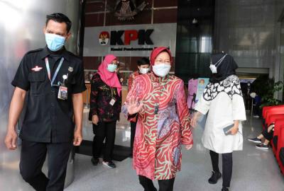 Menteri Sosial Tri Rismaharini tiba di Gedung Merah Putih KPK, Jakarta, Jumat (30/4/2021).