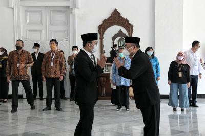 Gubernur Jawa Barat Ridwan Kamil mengukuhkan Wahidin sebagai Kepala Perwakilan BKKBN Provinsi Jawa Barat, di Gedung Pakuan, Jawa Barat, Kamis (30/4/2021).