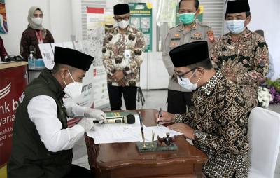 Gubernur Jabar Ridwan melakukan ijab qabul penyerahan zakat mal kepada Baznas, diikuti oleh pimpinan Forkopimda, di Gedung Pakuan, Bandung, Kamis (30/4/2021).