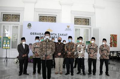 Gubernur Jabar Ridwan melakukan ijab qabul penyerahan zakat mal kepada Baznas, diikuti oleh pimpinan Forkopimda, di Gedung Pakuan, Bandung, Kamis (30/4/2021).