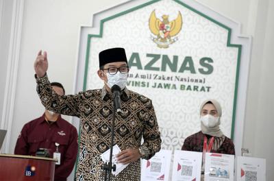 Gubernur Jabar Ridwan melakukan ijab qabul penyerahan zakat mal kepada Baznas, diikuti oleh pimpinan Forkopimda, di Gedung Pakuan, Bandung, Kamis (30/4/2021).