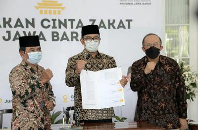 Gubernur Jabar Ridwan melakukan ijab qabul penyerahan zakat mal kepada Baznas, diikuti oleh pimpinan Forkopimda, di Gedung Pakuan, Bandung, Kamis (30/4/2021).
