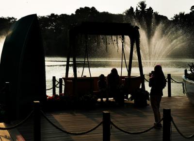 Pengunjung menikmati suasana sambil menunggu untuk berbuka puasa di taman Senayan park, Jakarta Pusat, Jumat (30/4/2021).