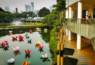 Pengunjung menikmati suasana sambil menunggu untuk berbuka puasa di taman Senayan park, Jakarta Pusat, Jumat (30/4/2021).