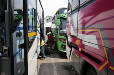 Aktivitas sejumlah penumpang di Terminal Kalideres, Jakarta Barat, Jumat (30/4/2021).
