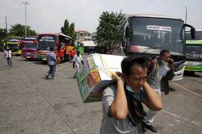 Aktivitas sejumlah penumpang di Terminal Kalideres, Jakarta Barat, Jumat (30/4/2021).
