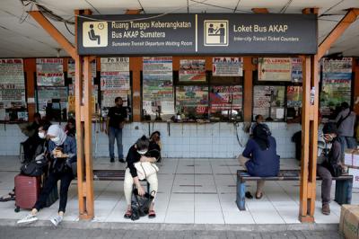 Aktivitas sejumlah penumpang di Terminal Kalideres, Jakarta Barat, Jumat (30/4/2021).