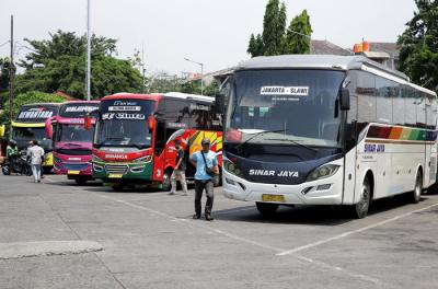 Aktivitas sejumlah penumpang di Terminal Kalideres, Jakarta Barat, Jumat (30/4/2021).