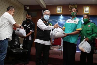 BP Jamsostek menyerahkan 2.600 paket sembako kepada Federasi Serikat Pekerja (SP) dan Serikat Buruh (SB) se-Jawa Timur.