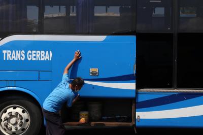 Crew Damri beraktifitas di Pool Damri Jagir Surabaya, Jawa Timur, Sabtu (1/5/2021).