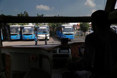 Crew Damri beraktifitas di Pool Damri Jagir Surabaya, Jawa Timur, Sabtu (1/5/2021).