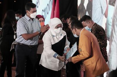Menaker Ida Fauziyah dan Direktur Utama BP Jamsostek Anggoro Eko Cahyo menyerahkan bantuan sembako sebanyak 18.000 paket di BBPLK Kota Bekasi, Sabtu (1/5/2021).