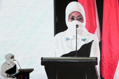 Menaker Ida Fauziyah dan Direktur Utama BP Jamsostek Anggoro Eko Cahyo menyerahkan bantuan sembako sebanyak 18.000 paket di BBPLK Kota Bekasi, Sabtu (1/5/2021).