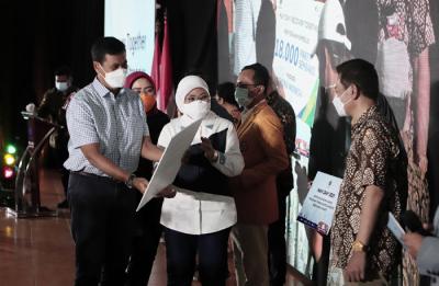 Menaker Ida Fauziyah dan Direktur Utama BP Jamsostek Anggoro Eko Cahyo menyerahkan bantuan sembako sebanyak 18.000 paket di BBPLK Kota Bekasi, Sabtu (1/5/2021).