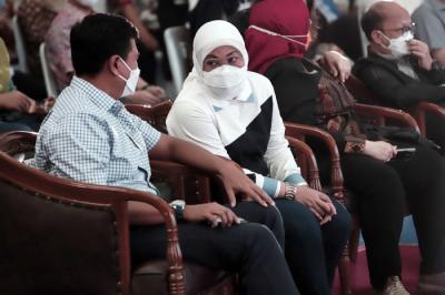 Menaker Ida Fauziyah dan Direktur Utama BP Jamsostek Anggoro Eko Cahyo menyerahkan bantuan sembako sebanyak 18.000 paket di BBPLK Kota Bekasi, Sabtu (1/5/2021).