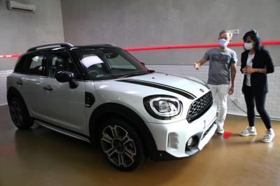 Peluncuran the new MINI Countryman saat pembukaaan Plaza MINI Surabaya di Surabaya, Jawa Timur, Jumat (30/4/2021).