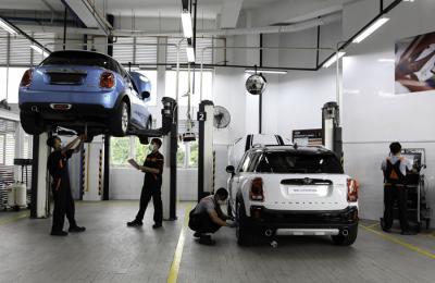 Peluncuran the new MINI Countryman saat pembukaaan Plaza MINI Surabaya di Surabaya, Jawa Timur, Jumat (30/4/2021).