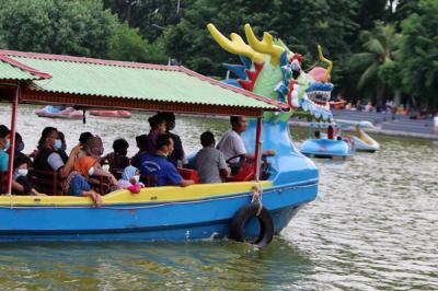 Warga melakukan aktivitas menunggu buka puasa di kawasan Danau Sunter, Jakarta Utara, Sabtu (1/5/2021).