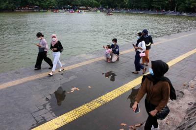 Warga melakukan aktivitas menunggu buka puasa di kawasan Danau Sunter, Jakarta Utara, Sabtu (1/5/2021).
