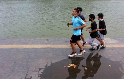 Warga melakukan aktivitas menunggu buka puasa di kawasan Danau Sunter, Jakarta Utara, Sabtu (1/5/2021).
