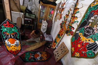 Perajin Talawang, Supiyan (53) menyelesaikan pembuatan kerajinan Talawang motif batang garing Dayak Kalimantan Tengah di Palangkaraya, Jumat (30/4/2021).