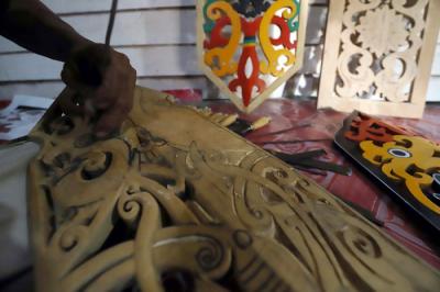 Perajin Talawang, Supiyan (53) menyelesaikan pembuatan kerajinan Talawang motif batang garing Dayak Kalimantan Tengah di Palangkaraya, Jumat (30/4/2021).
