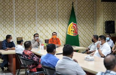 Gubernur Jabar Ridwan Kamil melakukan pertemuan dengan Ikatan Keluarga Alumni Pendidikan Tinggi Kepamongprajaan di Kantor Gubernur NTT, Sabtu (1/5/2021).