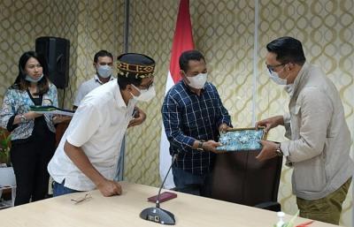 Gubernur Jabar Ridwan Kamil melakukan pertemuan dengan Ikatan Keluarga Alumni Pendidikan Tinggi Kepamongprajaan di Kantor Gubernur NTT, Sabtu (1/5/2021).