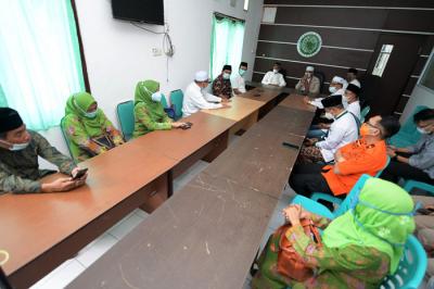 Gubernur Jabar Ridwan Kamil melakukan pertemuan dengan Ketua MUI NTT Abdul Kadir Makarim, di Masjid Raya Nurussa'adah, Kota Kupang, Sabtu (1/5/2021).