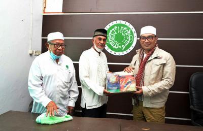 Gubernur Jabar Ridwan Kamil melakukan pertemuan dengan Ketua MUI NTT Abdul Kadir Makarim, di Masjid Raya Nurussa'adah, Kota Kupang, Sabtu (1/5/2021).
